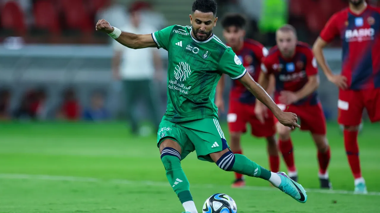 ما القنوات الناقلة لمباراة الرياض والأهلي في دوري روشن السعودي 2025-2026؟ وكيف تشاهدها عبر الإنترنت؟
